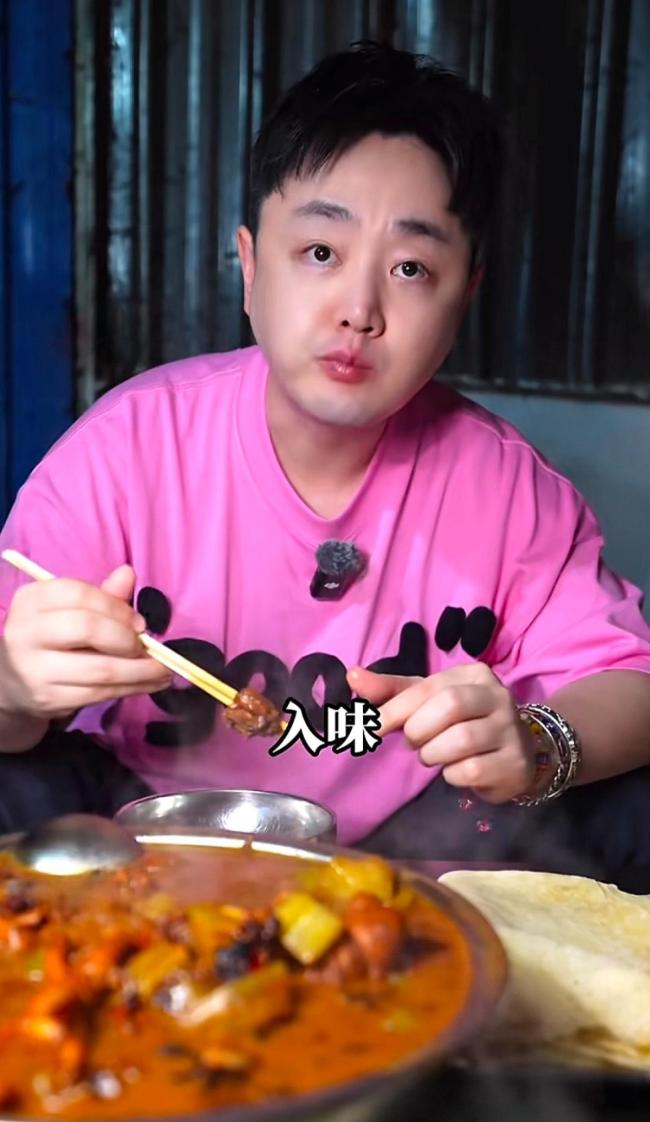刘雨鑫探店再带火周口“无名地锅鸡” 千万级美食博主打卡宝藏小店