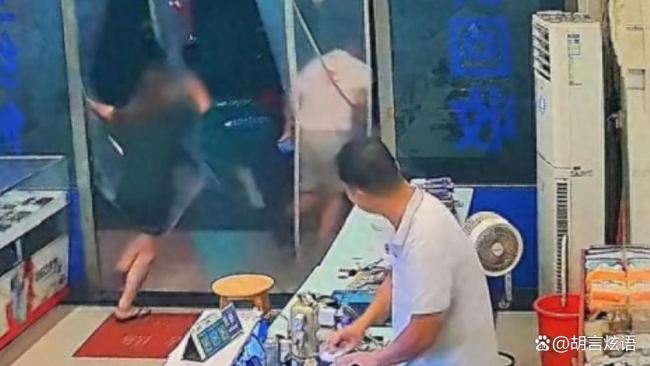 店主回应男女抢走1.6万元手机 监控记录全过程
