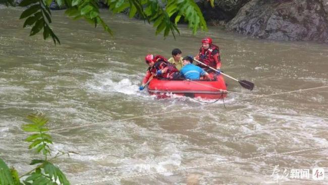 洪水封路老人突发疾病 众人救援 风雨中的生死时速