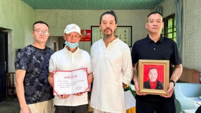 老夫妻先后捐献遗体角膜 生死之约感天动地