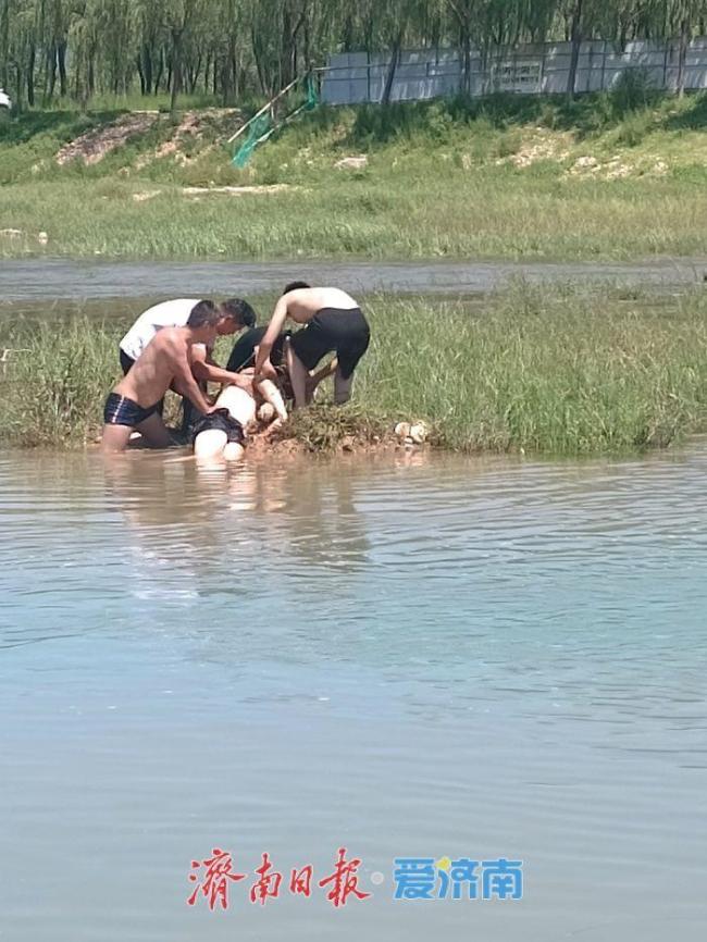 济南四名市民合力救溺水男子