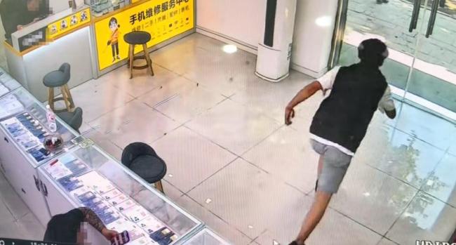 两男子假装买手机抢走4部手机