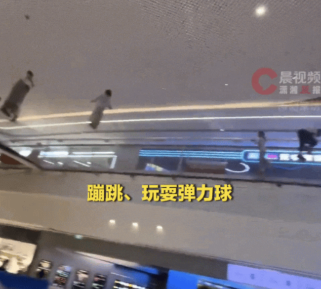 近10名小孩在防坠网蹦跳？商场回应：系商家游乐项目