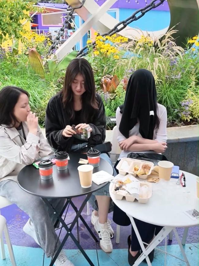 李亚鹏云南咖啡店开业 家人齐聚温馨开业日