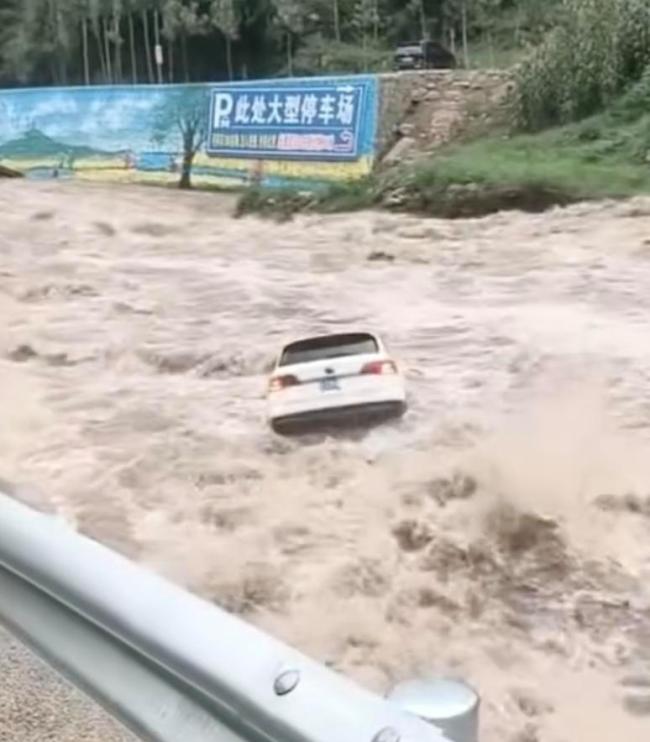 景区6小时极限营救212名被困游客 暴雨引发山洪险情