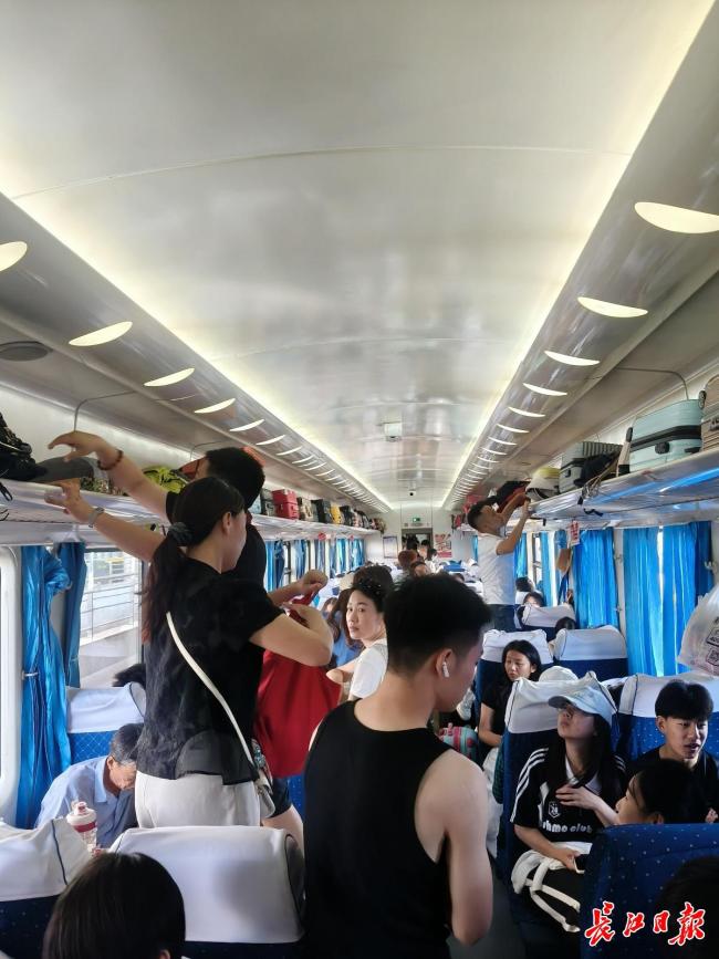 暑运绿皮车座无虚席过道都是人 旅客热情不减