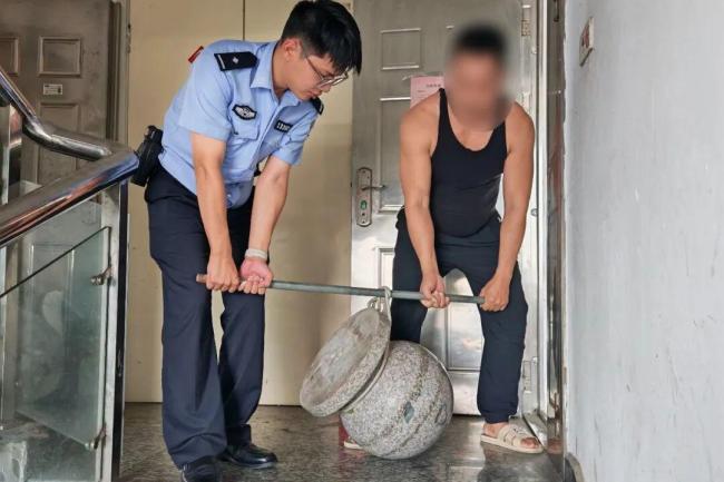 男主播为打造猛男人设偷走150斤石墩 博流量触法网