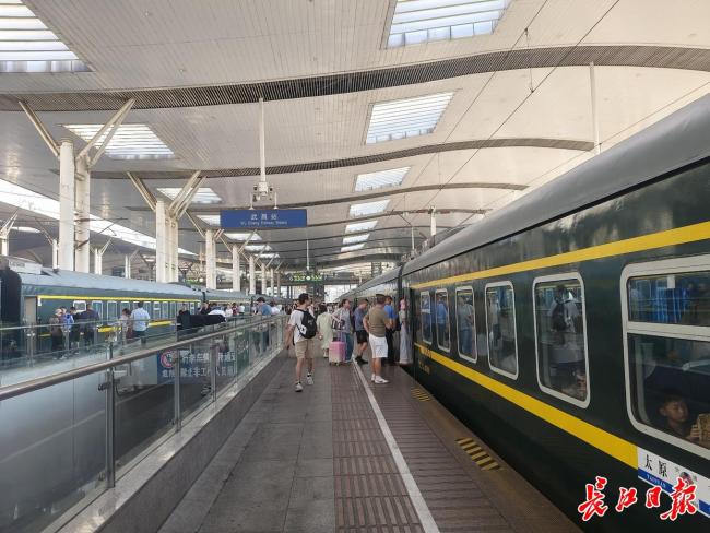 暑运绿皮车座无虚席过道都是人 旅客热情不减