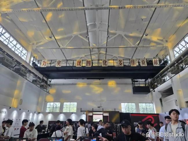 “台风”中的电竞社团 风雨中的芳华集合