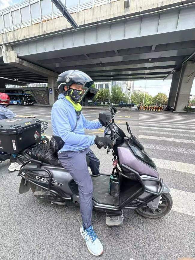 济南外卖“单王”每天跑十几小时