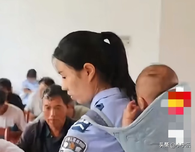 女警接过婴儿让妈妈安心赴考 温柔守护获赞