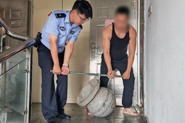 男子为直播涨粉偷走150斤石墩 博眼球代价惨重