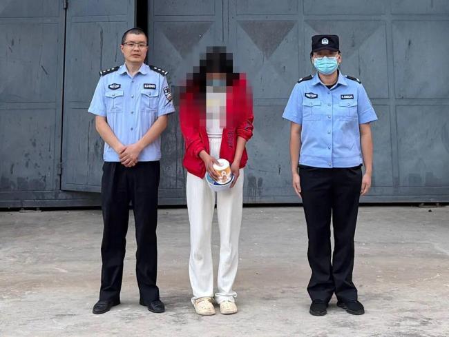 女子逃票进景区非法揽客被拘