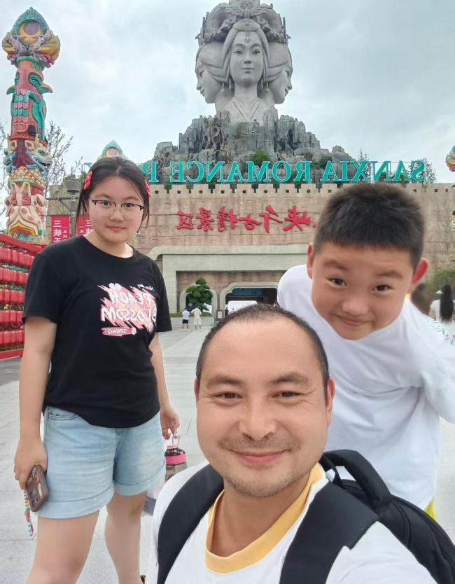 货车司机回应路口冒雨救人 平凡善举温暖人心