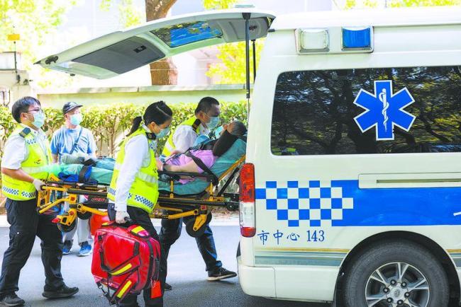女子海边溺水众人接力救回 抢回落水女子骤停生命