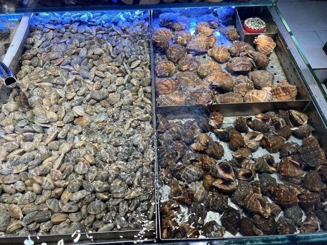 女子洗虾洗出密密麻麻线状虫子