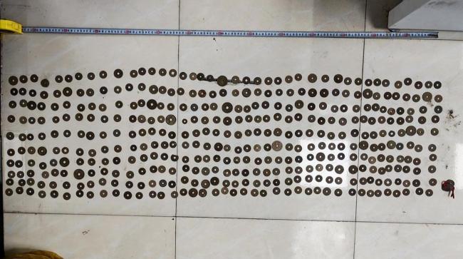 现代版摸金校尉落网查获400多枚古币 跨省盗挖团伙被端
