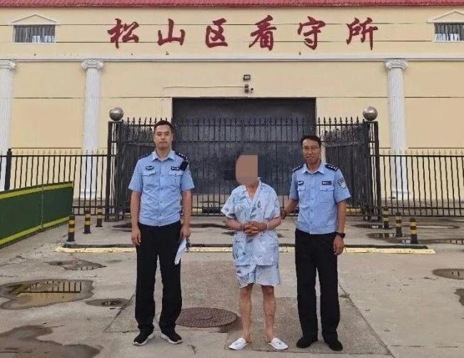 男子潜逃16年因穿太多热晕被抓