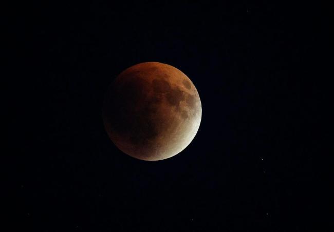 乌科学家称月球附近观测到多个UFO 神秘快速移动物体引发猜测