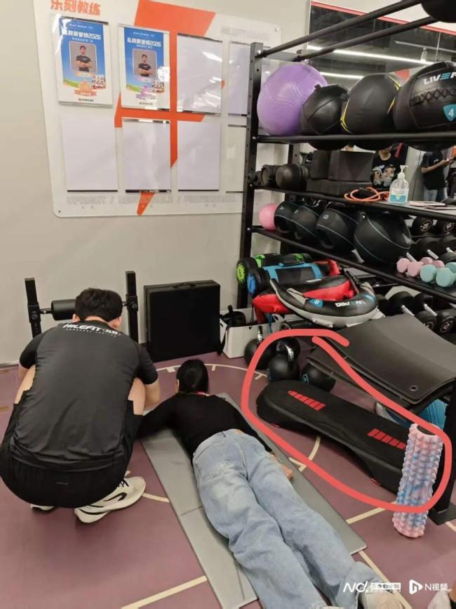教练失手女子被踏板砸中:当场砸出血 健身事故引发赔偿争议