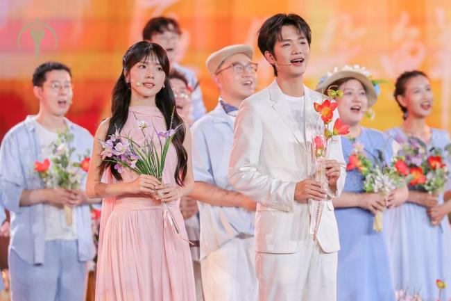 李思潼王彦桐百花奖开幕式合唱歌曲 新老同台传承光影