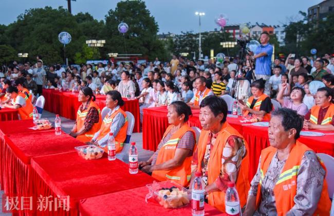 晚会现场 环卫工人坐到主席位 致敬城市美容师
