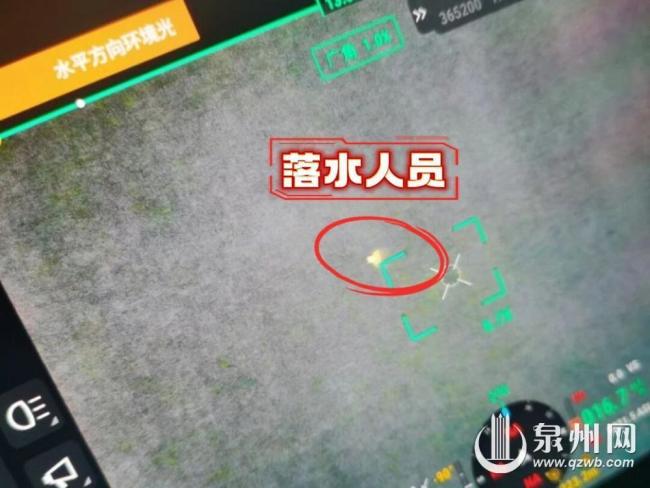 男子被海浪带离岸边 众人营救