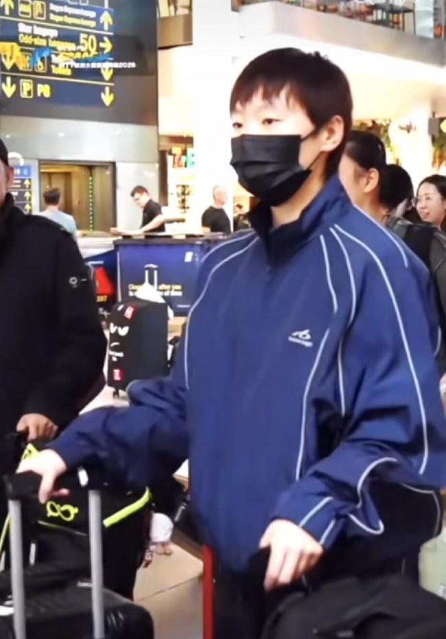 国乒首批队员抵达瑞典
