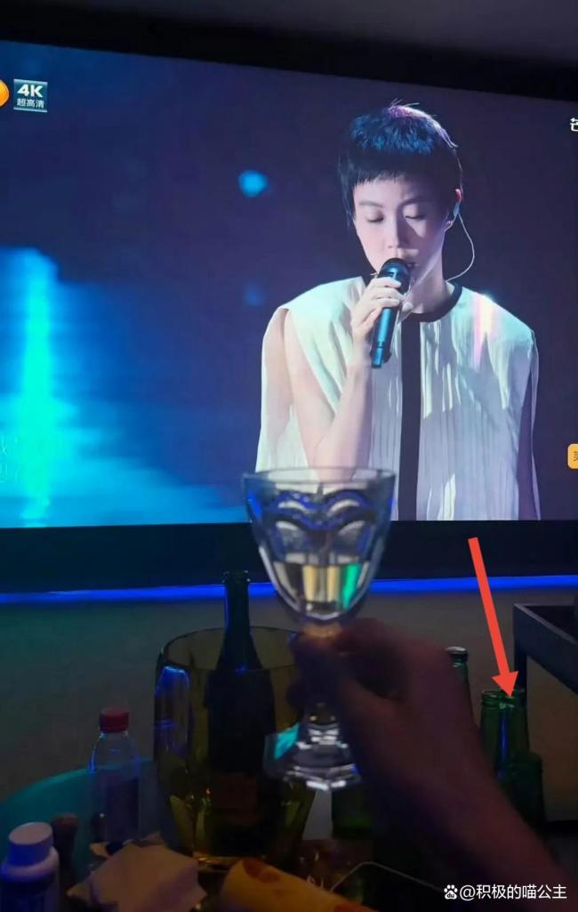 谢霆锋演唱会隔空祝王菲生日快乐 甜蜜隔空祝福