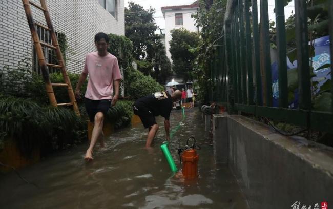 上海变海上 暴雨中的默默守护者