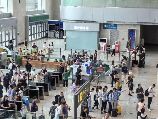 醉酒男高铁扔水瓶砸乘警被行拘 专项行动严打滋事行为
