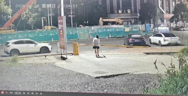 湖南株洲一女子自行抬停车杆出车 三次抬杆引发维修争议