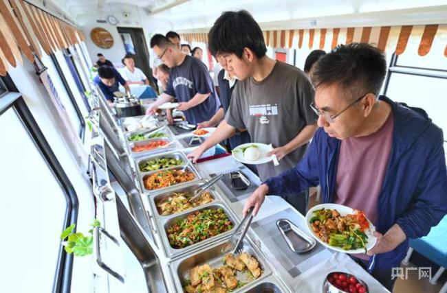 列车推出自助餐 旅途用餐更从容_新闻频道_中华网