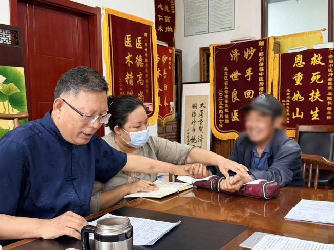 男子看病8天花8万治疗按分钟收费 抗癌路上的经济考量_新闻频道_中华网