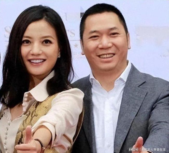 赵薇现身云南昆明！50岁穿搭潮流回归平凡，女儿已长大身材高挑 岁月静好中的低调转变
