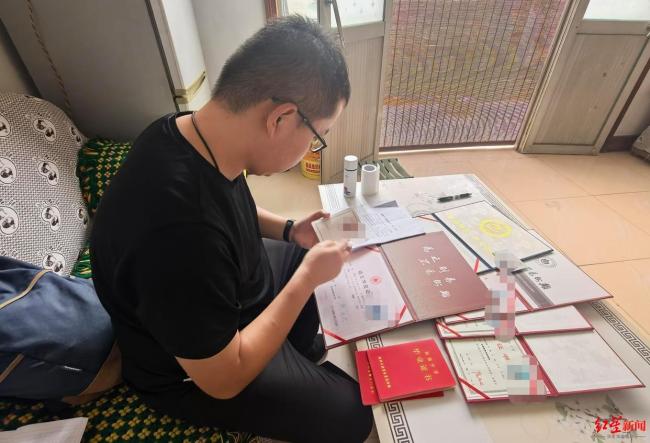 高校教师双户口先后注销成“黑户” 唯一常用户籍被注销引发争议
