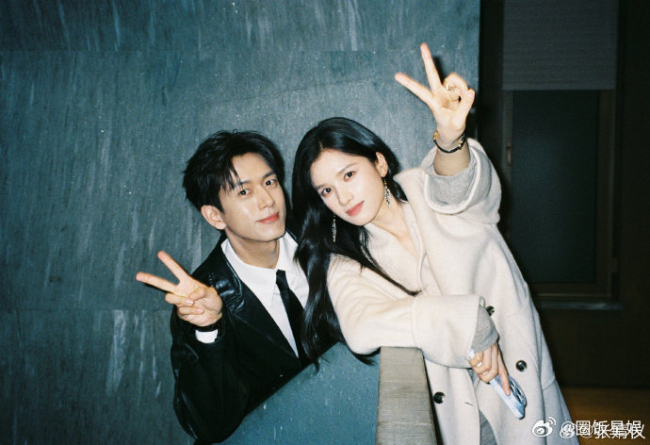 李现晒与张婧仪合照告别雾里青 剧宣高潮开启
