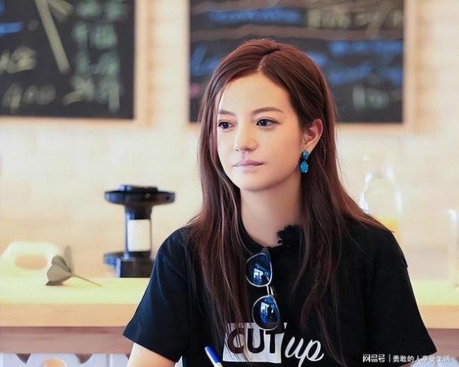 赵薇现身云南昆明！50岁穿搭潮流回归平凡，女儿已长大身材高挑 岁月静好中的低调转变
