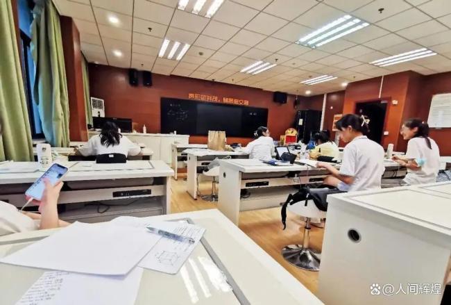 砸30万补课到700分最后上了职校 高分转投职业教育