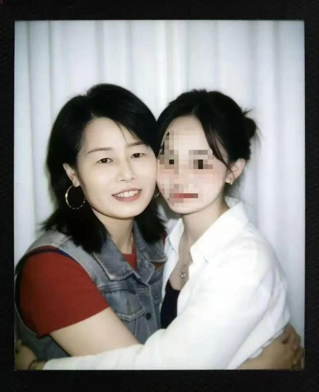 女生遭前男友杀害案二审维持原判 母亲艰难赴墓地告慰女儿