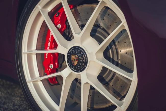 保时捷推出手动挡911 Carrera 强调驾驶参与感