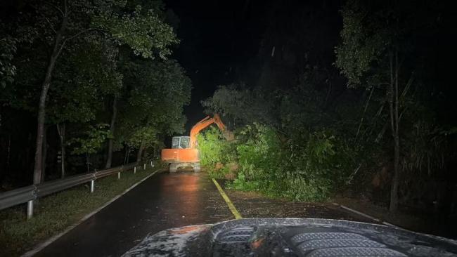 一地深夜暴雨 救援人员蹚水转移村民 山村紧急救援行动