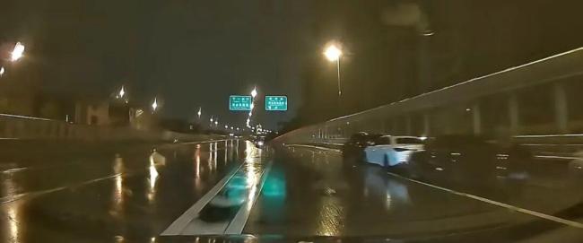 交警谈有私家车停在高架桥上 紧急避险需谨慎