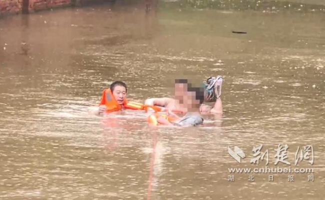 河水暴涨车辆被冲进河道 民警救援