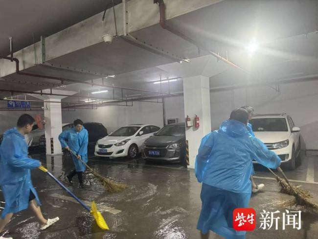 苏州暴雨致太湖水倒灌小区车库 社区紧急排涝保安全