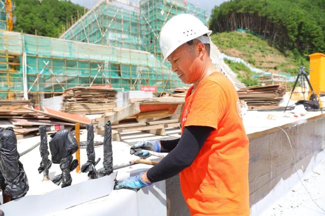 高温下不停工的普通劳动者 用汗水守护城市运转