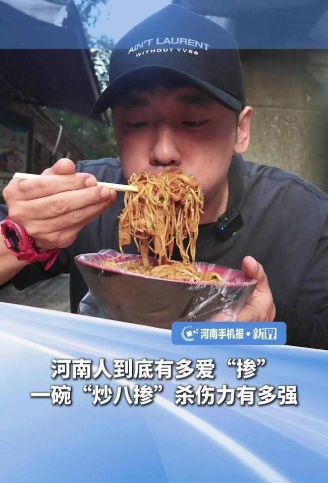 美食博主乌啦啦打卡德州被食客投喂 炒八掺走红引发热议