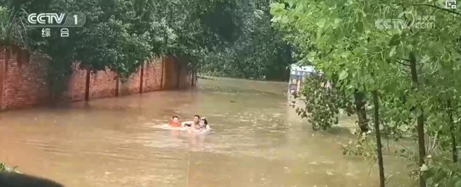 “总有人是逆行者”,拼出生命通道