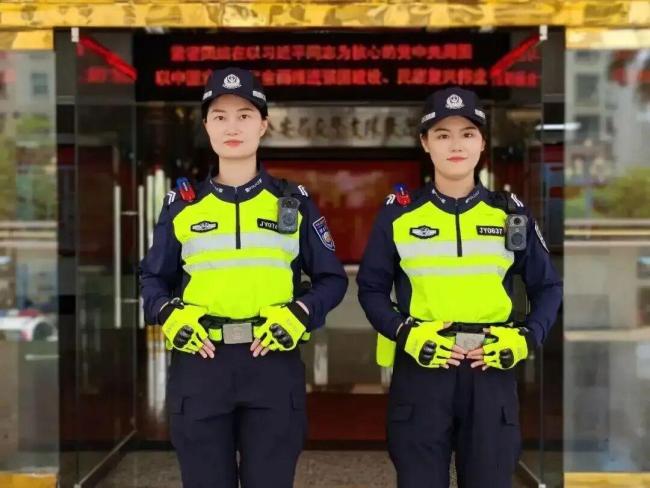 女铁骑5分钟将发病老人送医：分秒必争