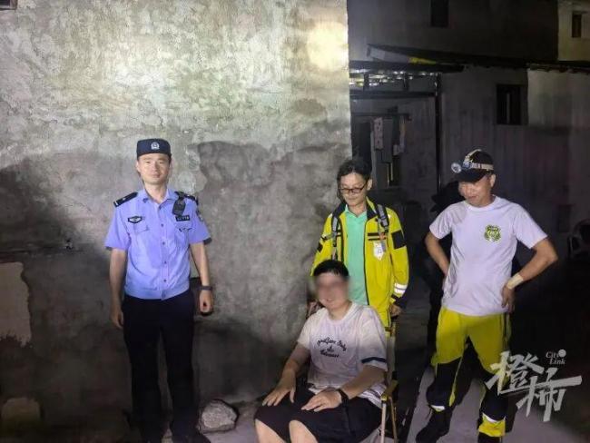 小伙吵架后跟着AI爬山被困无人区 救援持续四五小时